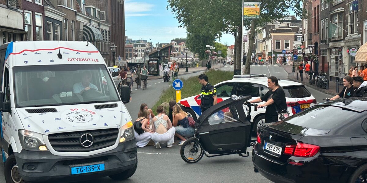 Twee gewonden bij aanrijding op kruispunt