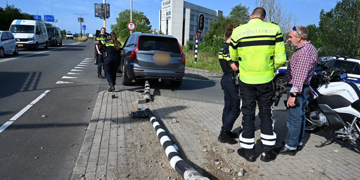Automobilist rijdt verkeerspalen uit de grond