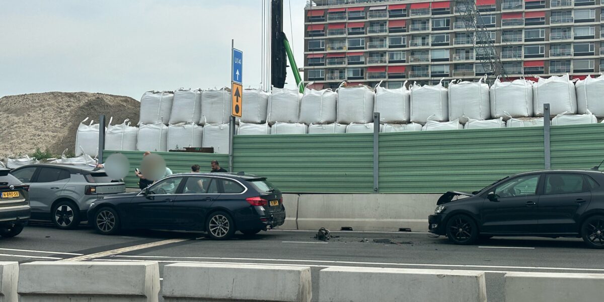 Ko'pstaart-botsing tussen drie autos op Lammenschansplein