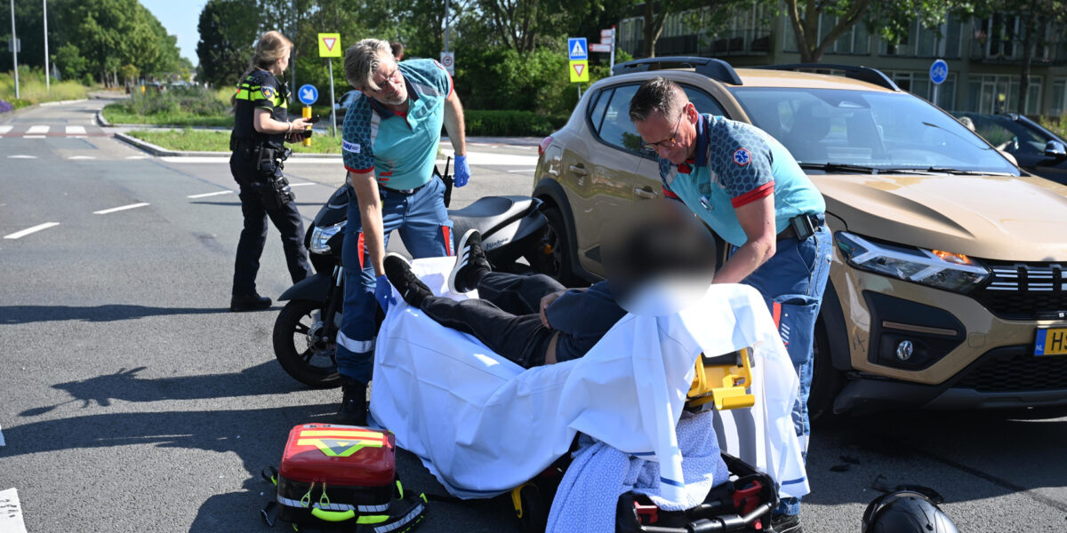 Scooterrijder gewond bij aanrijding op Voorschotense kruising