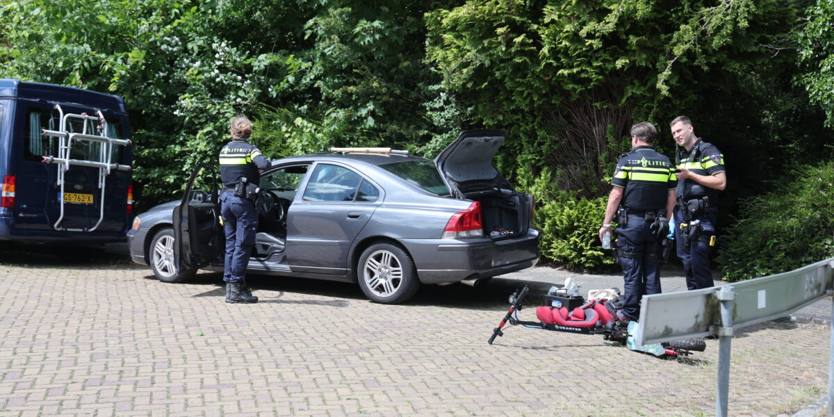 Granaat en vuurwapen aangetroffen in geparkeerde auto
