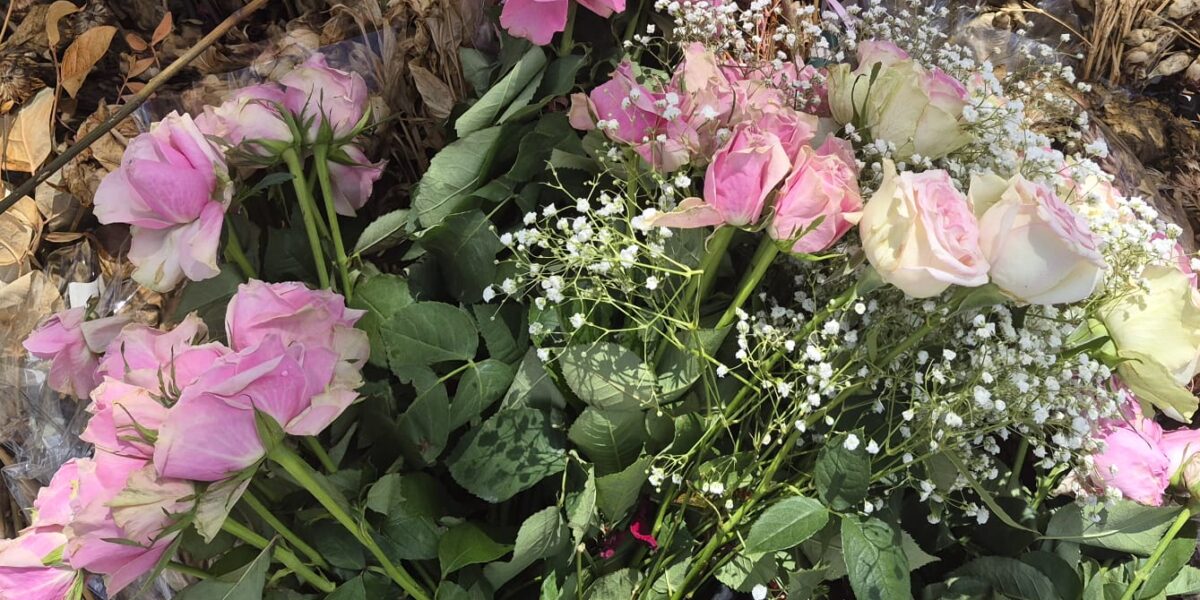 Verse bloemen op gedenkplek voor verjaardag Rosalie