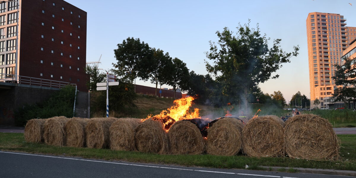 Hooibalen in brand langs Zijldijk
