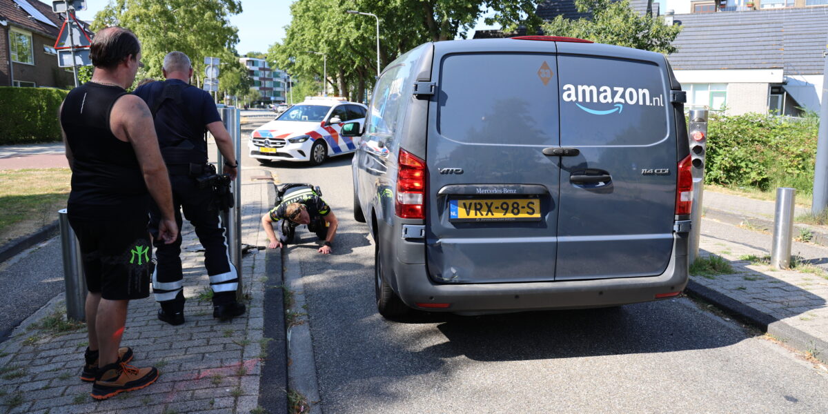 Amazon-busje vast in bussluis