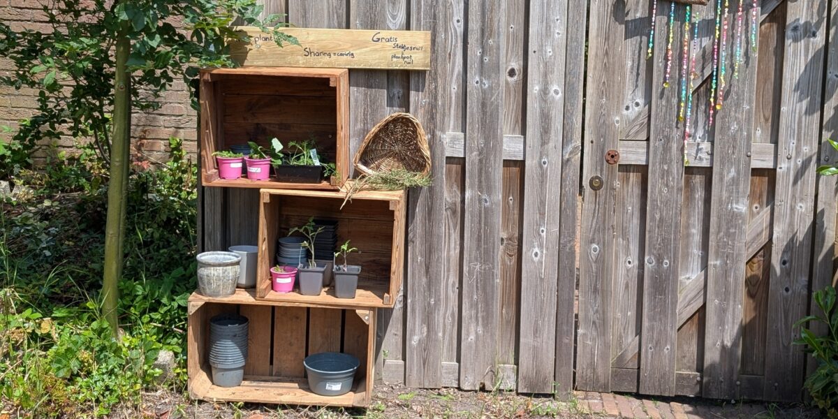 Een minibieb voor planten in de Merenwijk