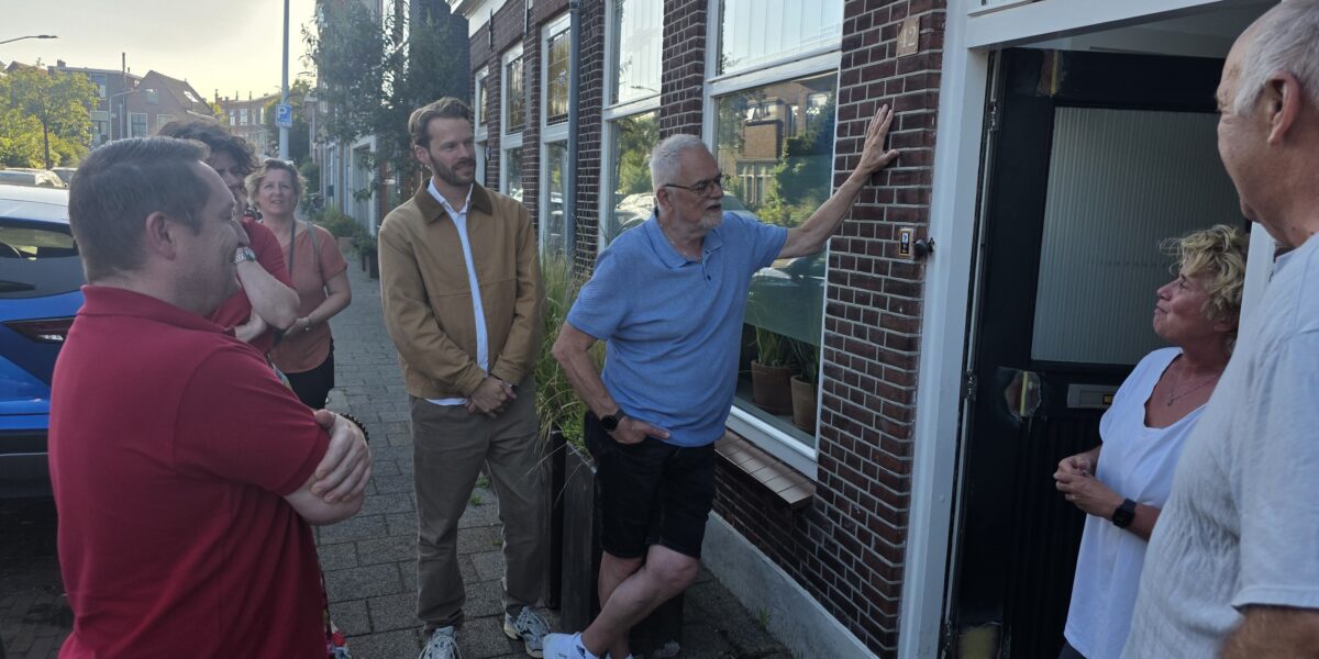 Raadsleden in gesprek met bewoners Tuinstadwijk