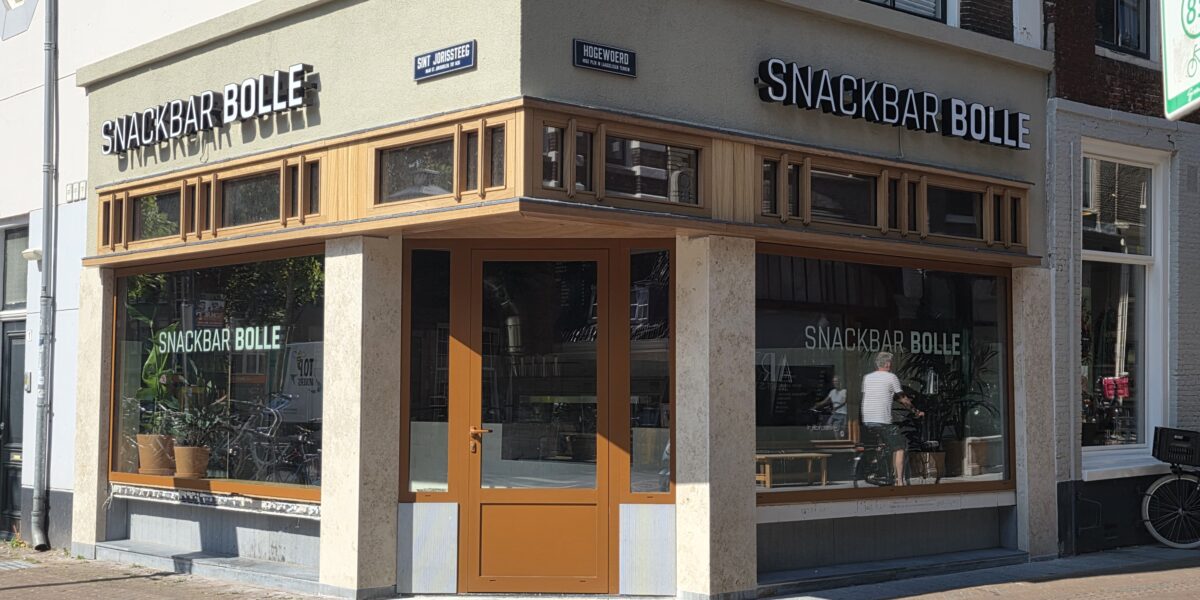 Snackbar Bolle, Hogewoerd 37 (Centrum, hoek Sint Jorissteeg)