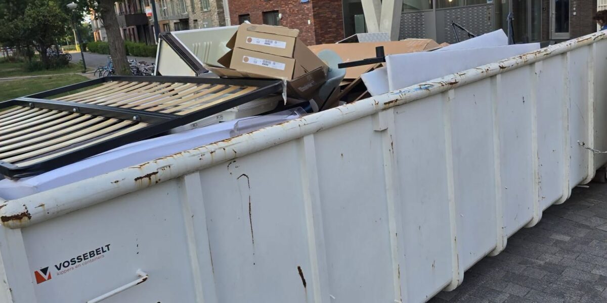 Leiden zet grofvuilcontainer bij studentencomplexen tegen illegaal bijplaatsen