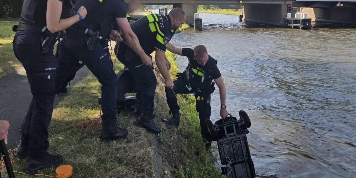 Politie vist scootmobiel uit Korte Vliet na ongeval met oudere vrouw