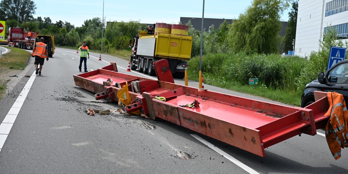 Vrachtwagen verliest zware lading op A44