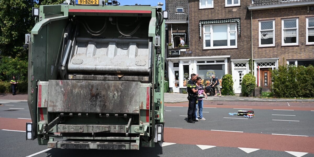 Fietser zwaargewond bij aanrijding met vuilniswagen