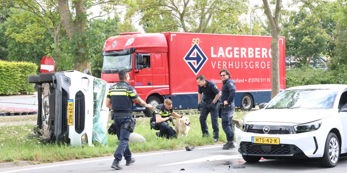 Bestuurder aangehouden na achtervolging; agent lichtgewond