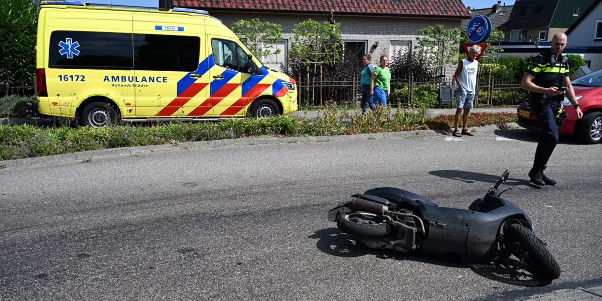 Scooterrijder gewond door botsing met auto