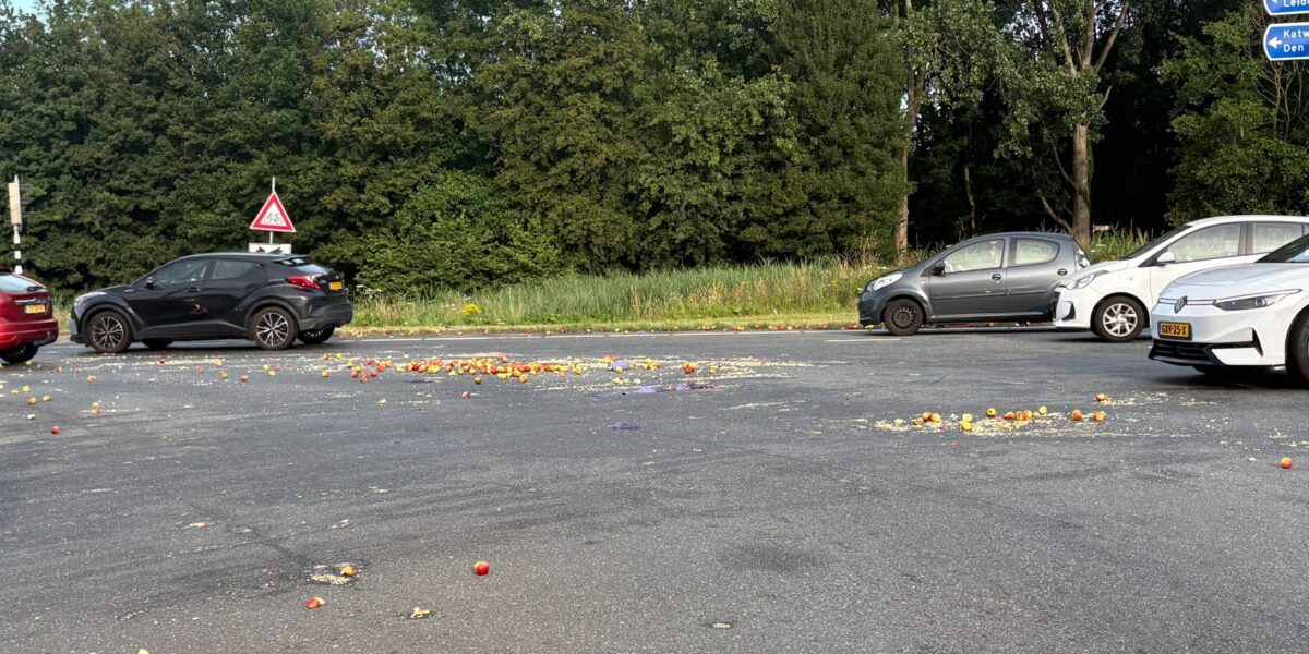 Verkeer rijdt lading appels tot moes bij oprit A4