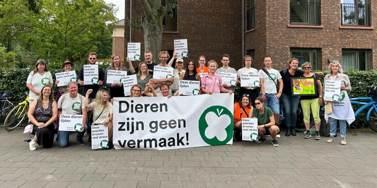 Stilteprotest Partij voor de Dieren bij Voorschotense Paardendagen