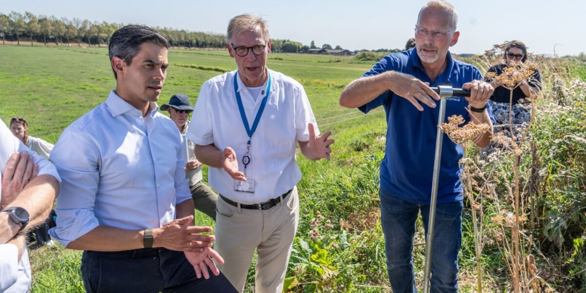 Minister-president Jetten bezoekt Zoeterwoude voor dijkinspectie