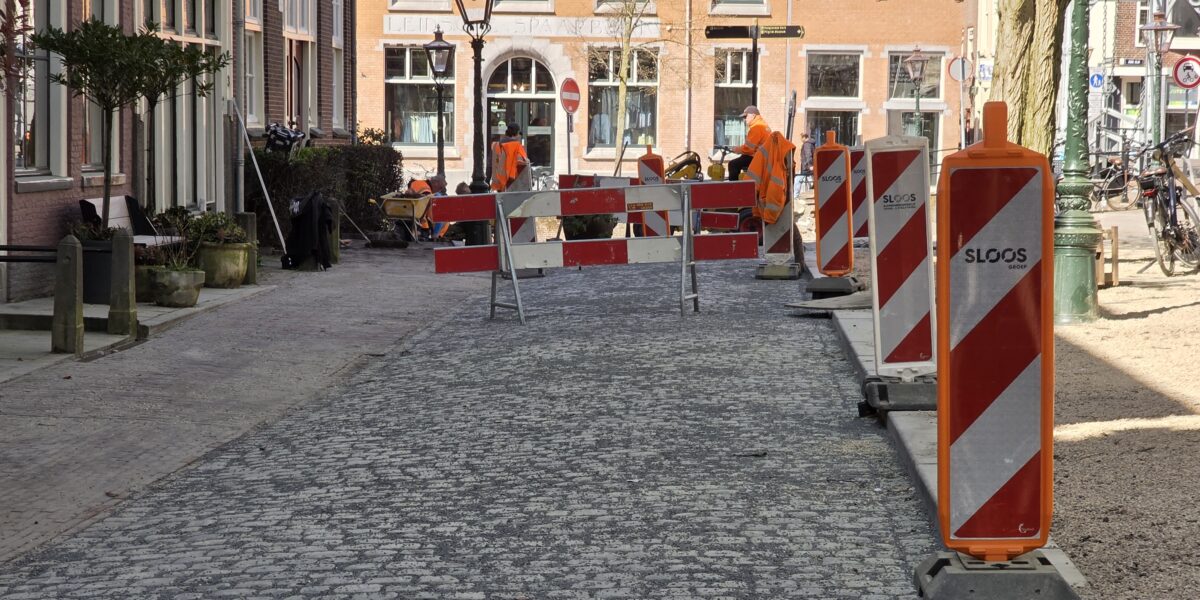Boomwortels gesnoeid bij herbestrating Hooglandse Kerkgracht