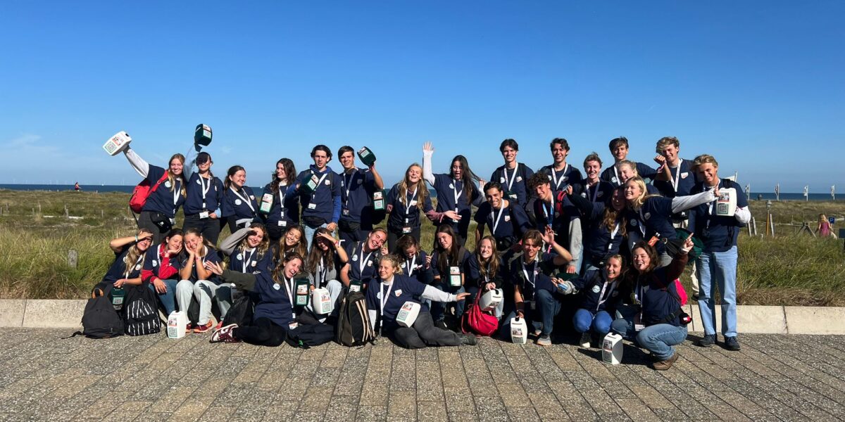 Studenten collecteren tijdens KMT voor Support Casper