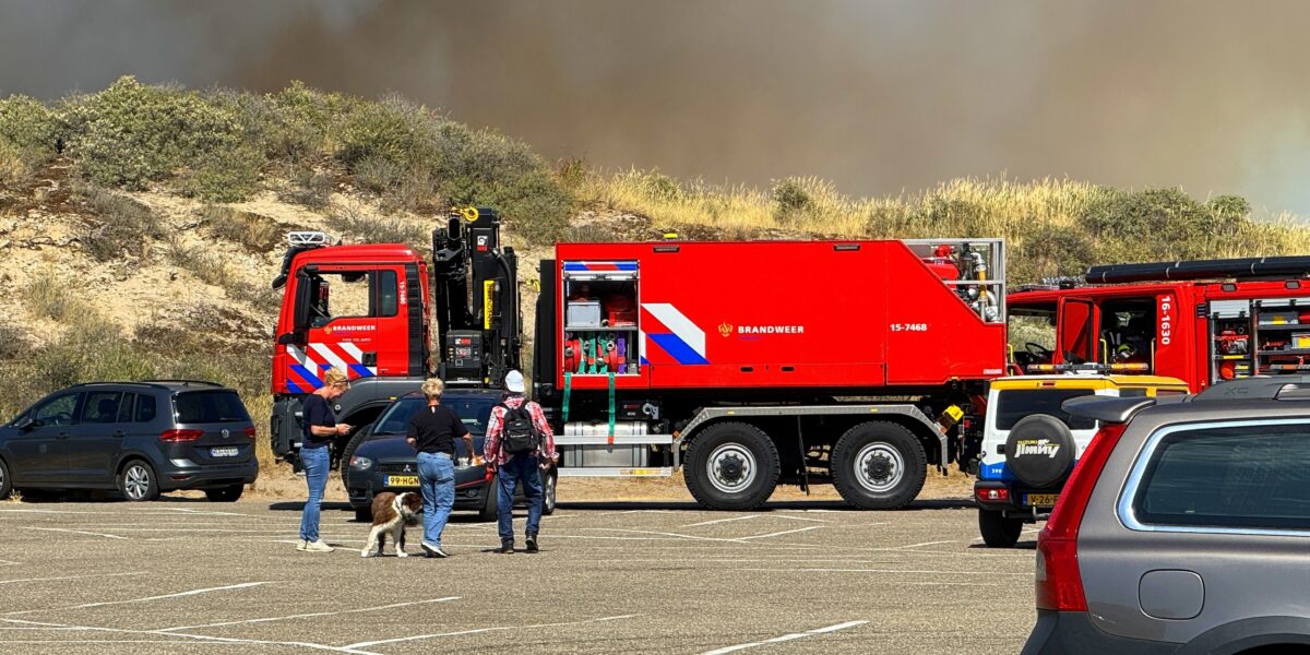 Meerdere brandweerkorpsen bestrijden duinbrand bij Wassenaarse Slag