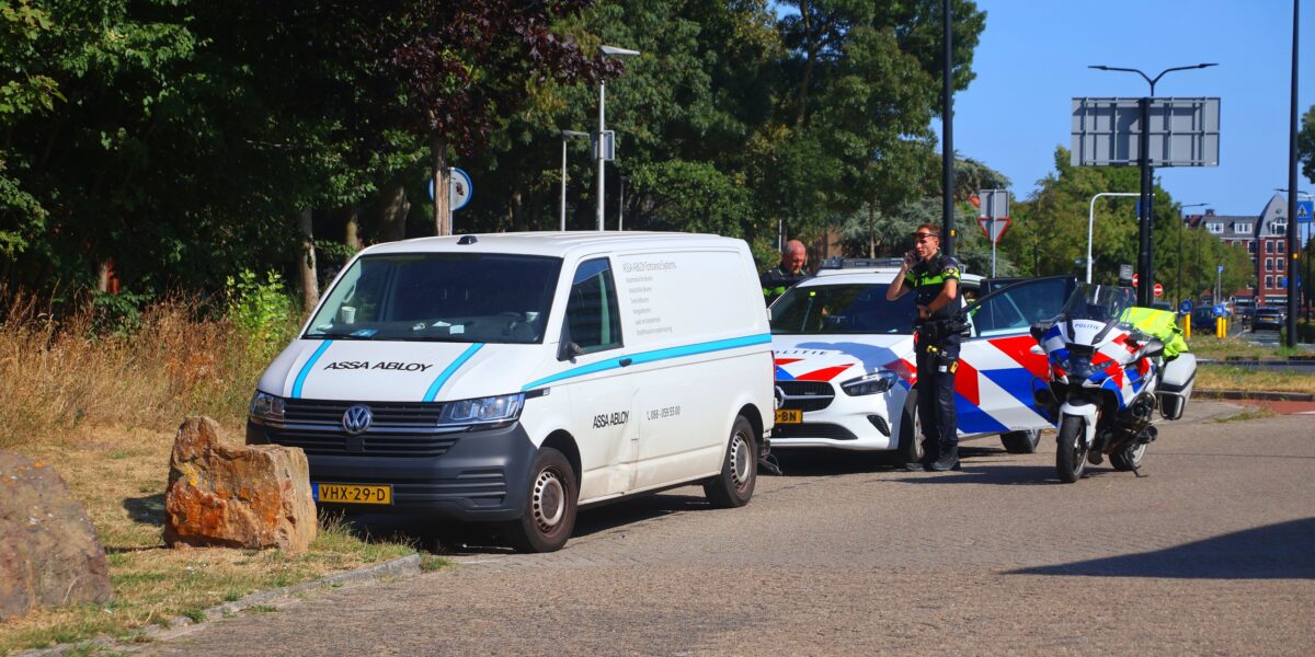 Bestuurder bestelbus aangehouden na meerdere aanrijdingen in Voorschoten