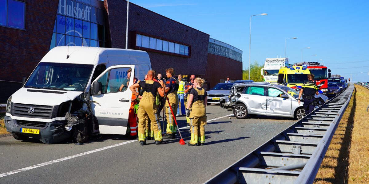 Forse schade bij aanrijding op toerit A4 bij Leiderdorp