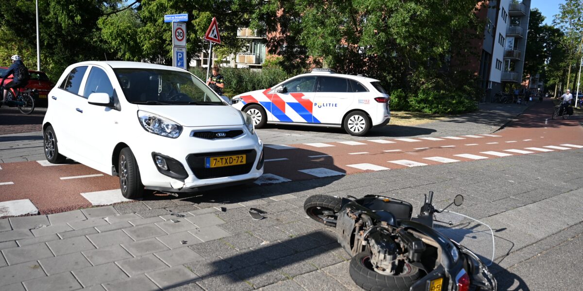 Scooterrijder lichtgewond bij aanrijding