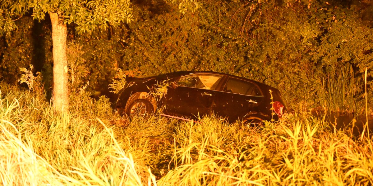 Auto in sloot na hoosbui: bestuurster onder invloed