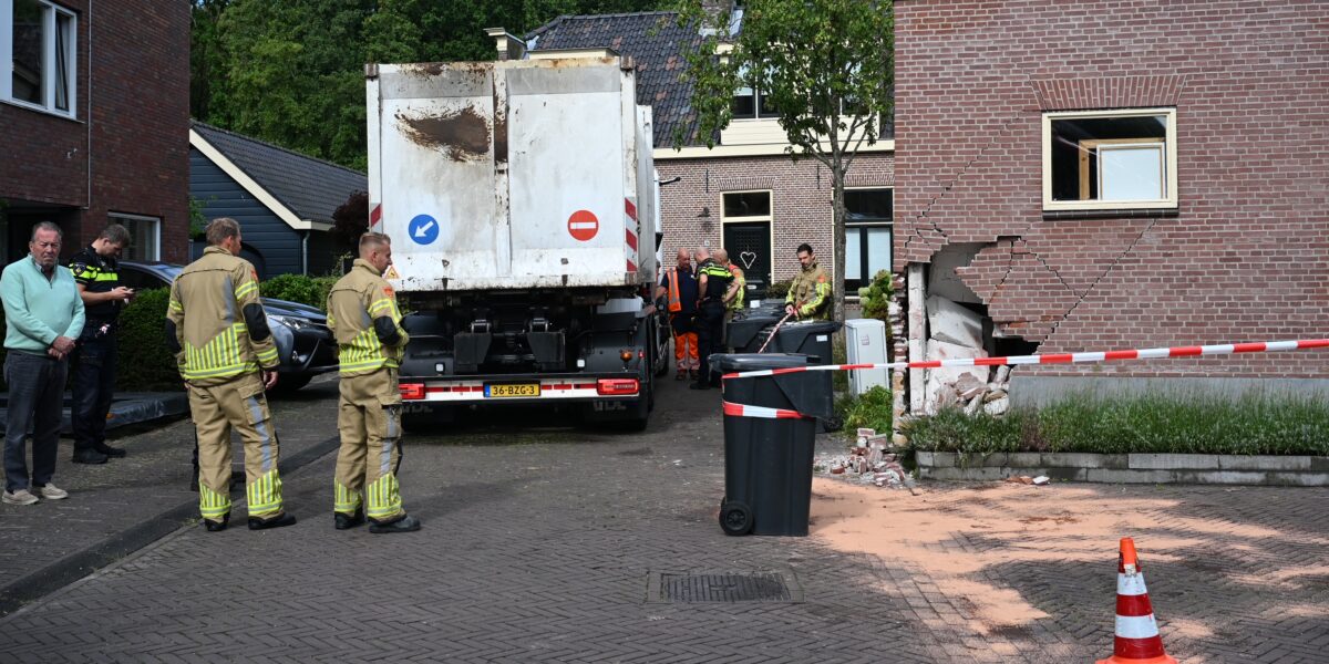 Vuilniswagen rijdt flink gat in garagemuur Oegstgeest