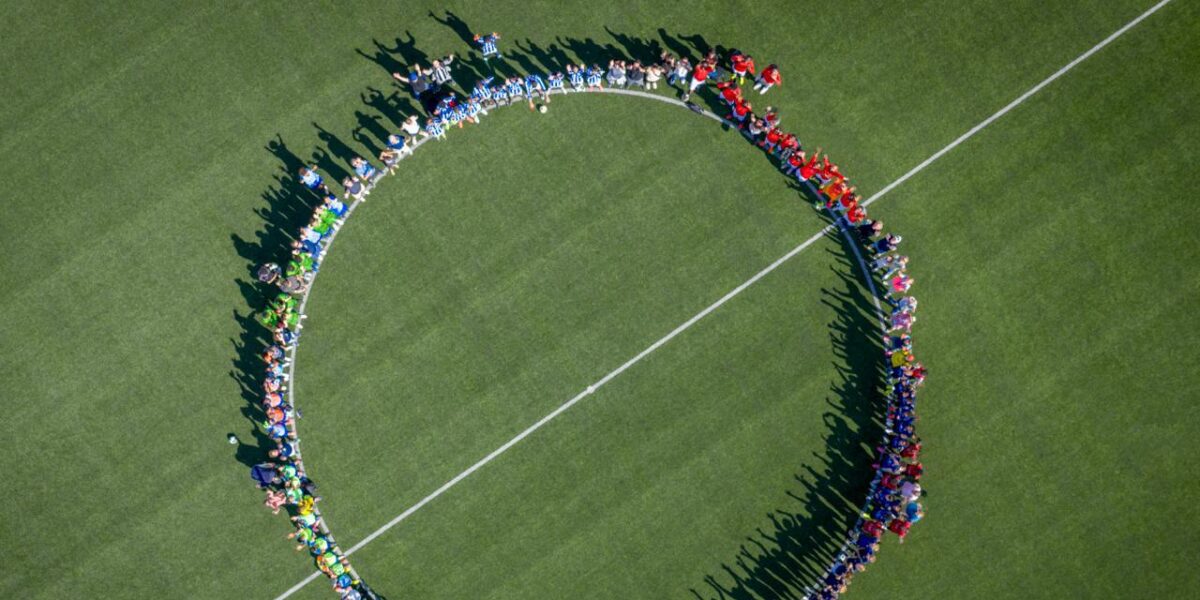 Vluchtelingen en regiobewoners samen het veld op tijdens Wereldvoetbaldag