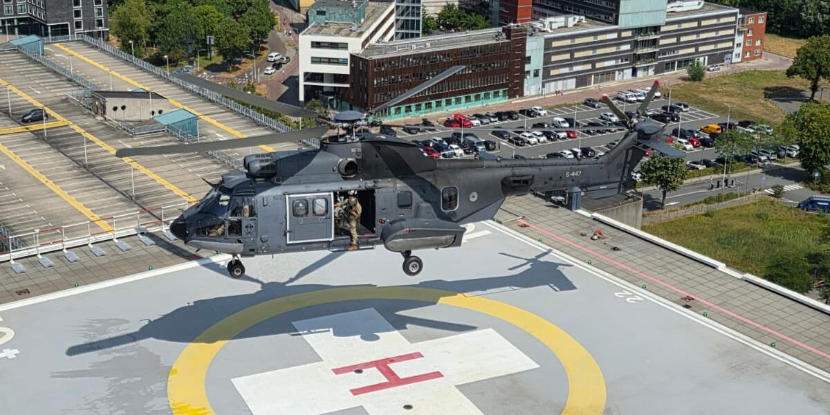 Militaire helikopter landt op LUMC