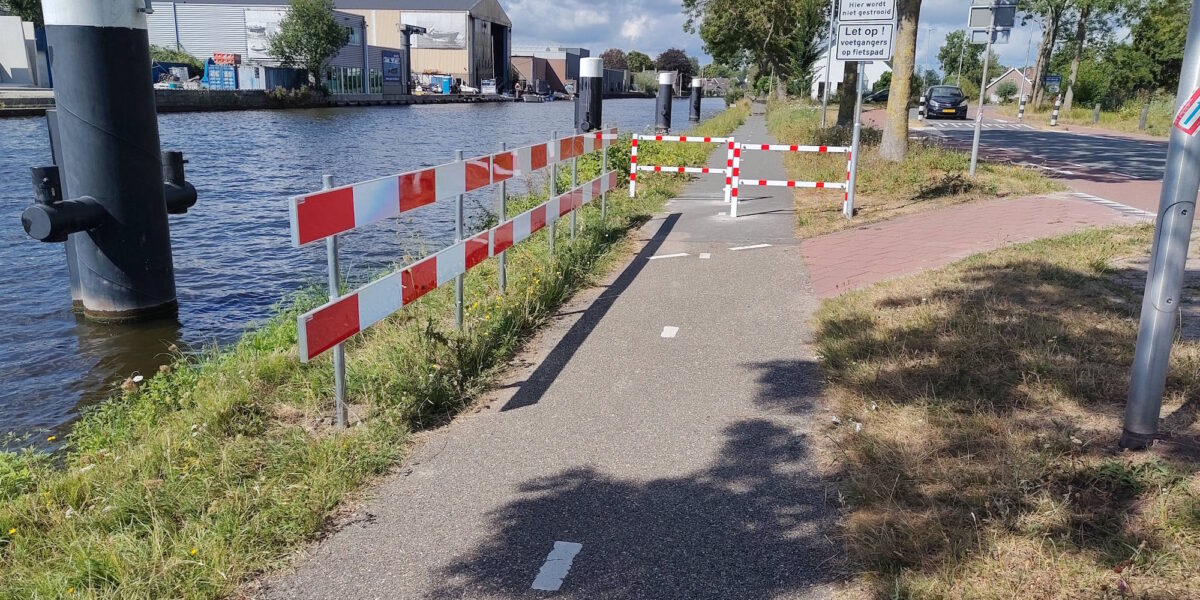 Fietsersbond hekelt hekjes op Jaagpad Leiderdorp: 'Gevaarlijk en vervelend'