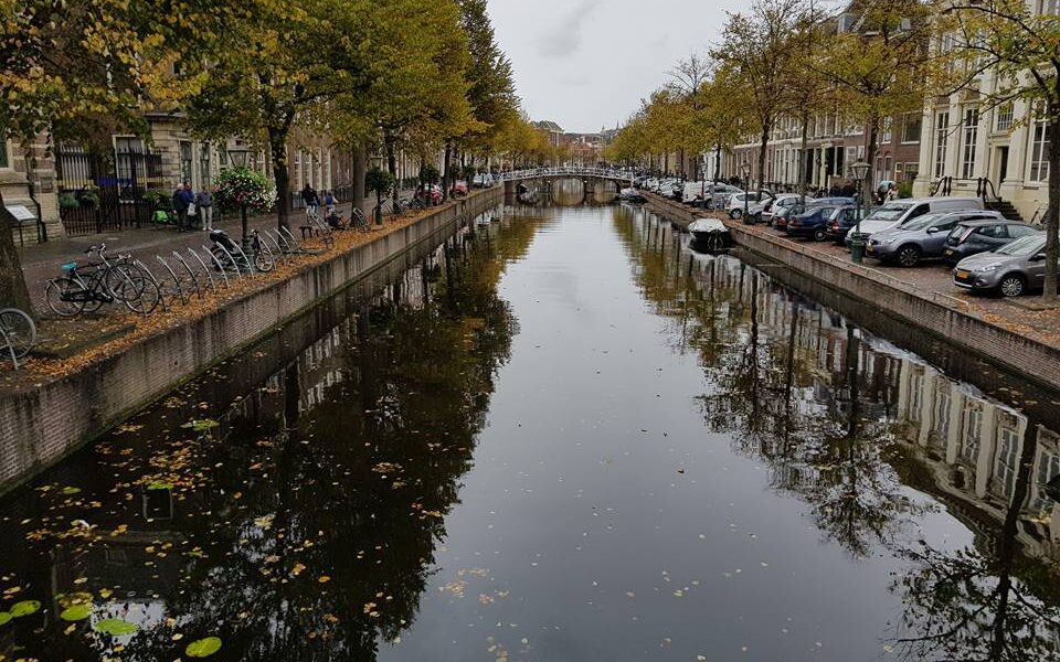 Podium en pontons op het water bij het Rapenburg om publiek op 3 oktober meer te spreiden