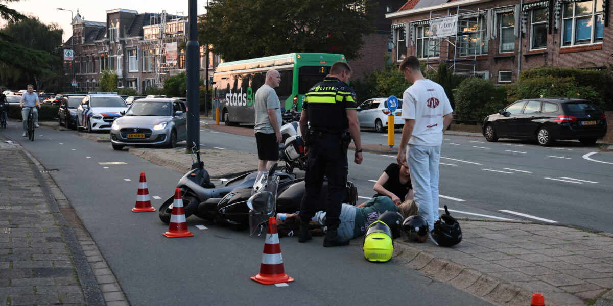 Harde botsing tussen scooters Hoge Rijndijk