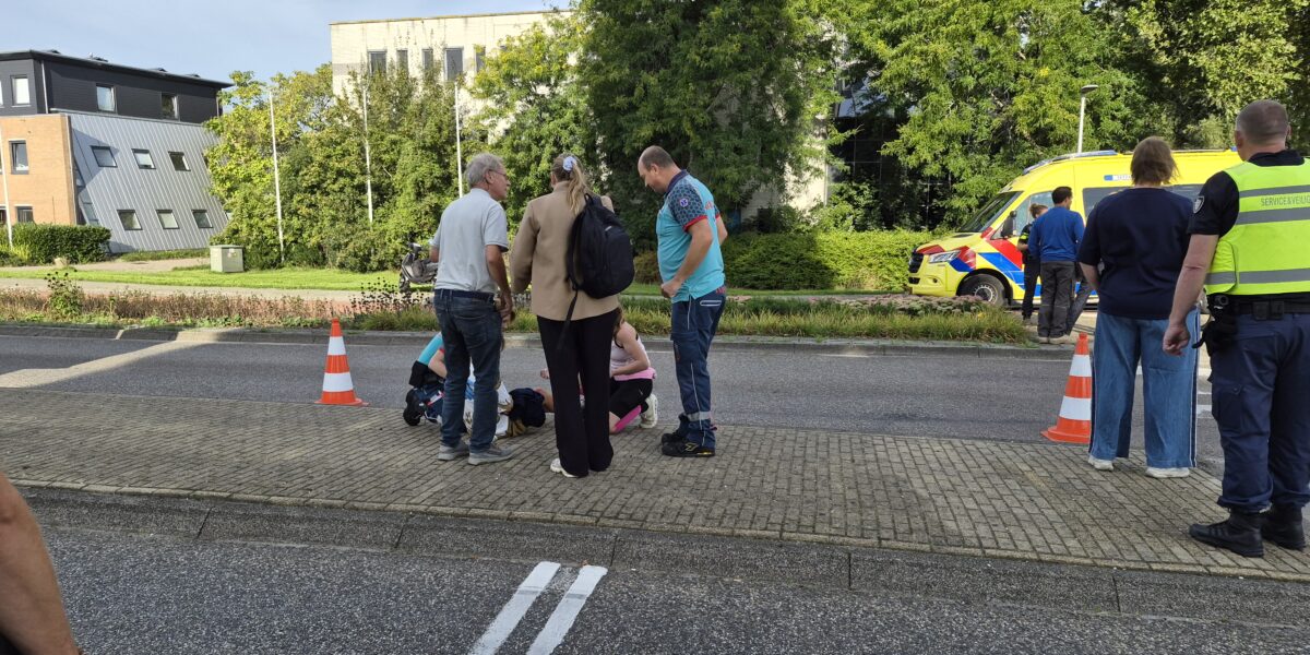 Fietser geschept op rotonde in Zoeterwoude-Rijndijk