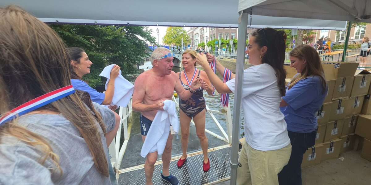 Bijna negenhonderd deelnemers zwemmen voor dwarslaesieonderzoek tijdens Rapenburg Race