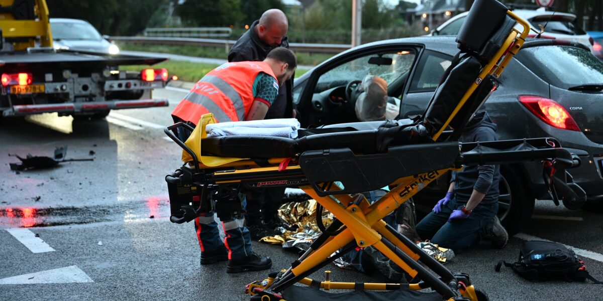 Automobilist naar ziekenhuis na botsing met shovel op N206