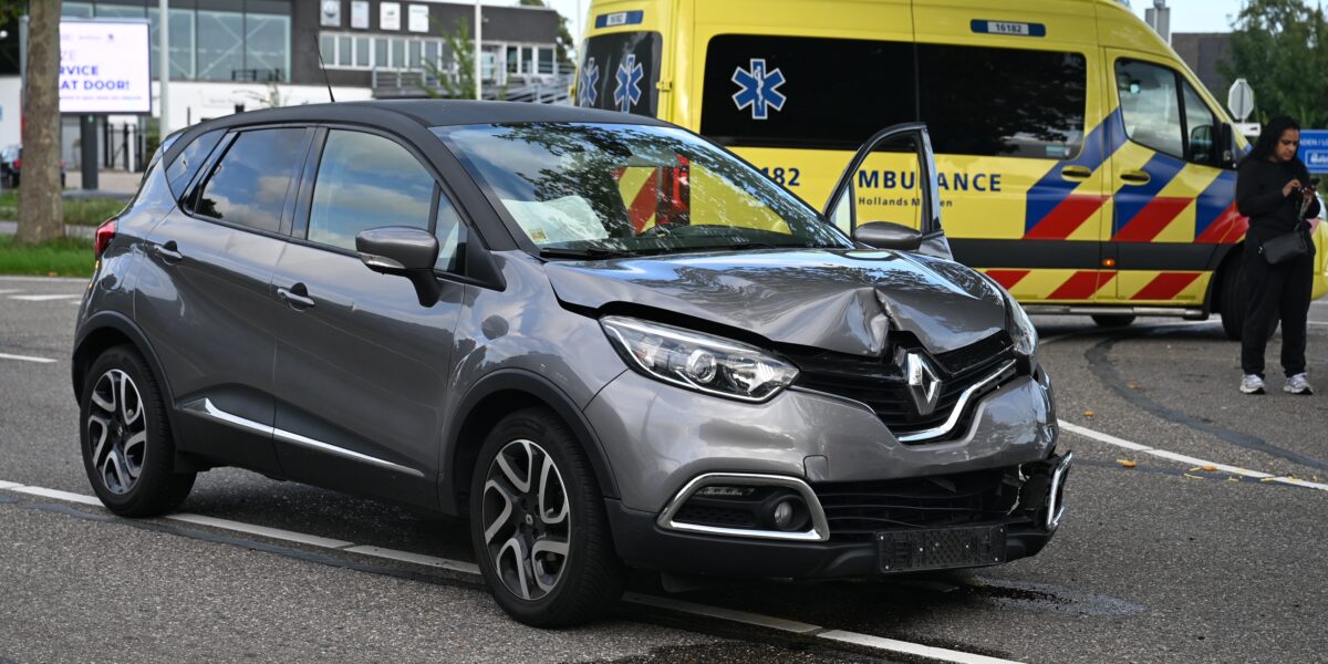 Kop-staartbotsing tussen drie auto's op N447 in Voorschoten