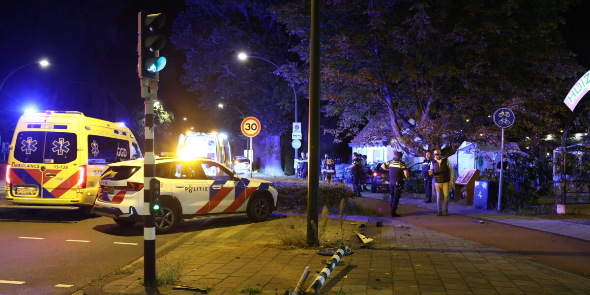 Automobilist onwel: auto crasht in tuin