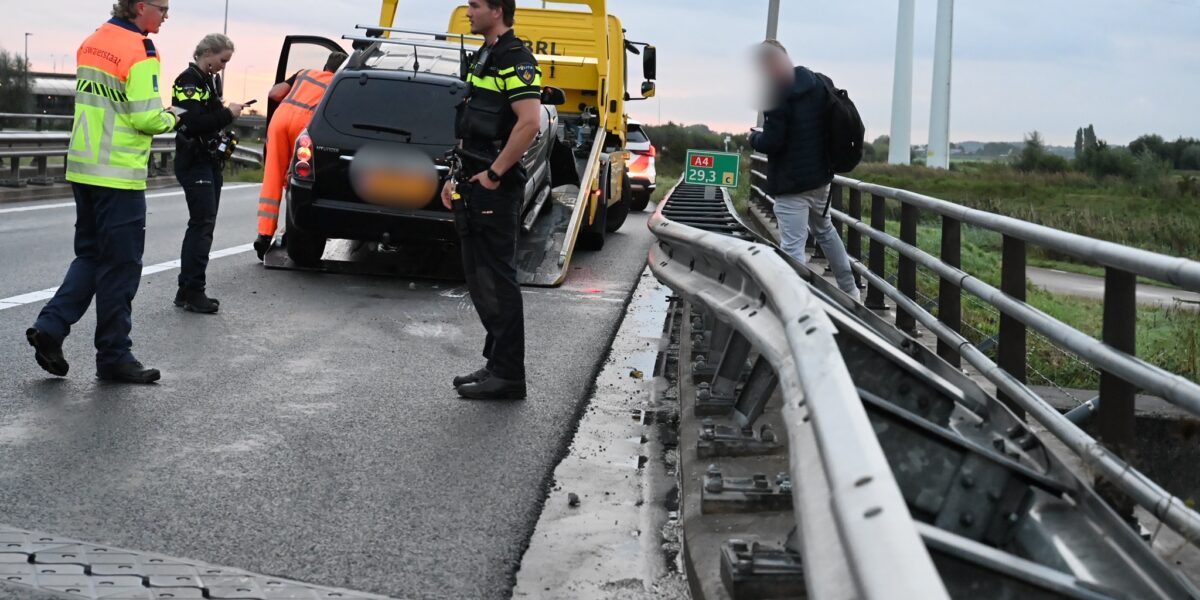 Auto slipt tegen vangrail op A4 bij Leiderdorp