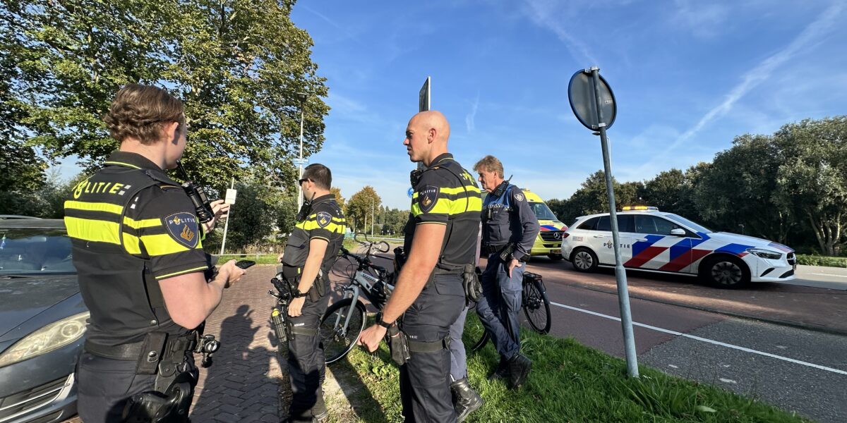 Auto en fiets botsen op Kanaalweg in Leiden
