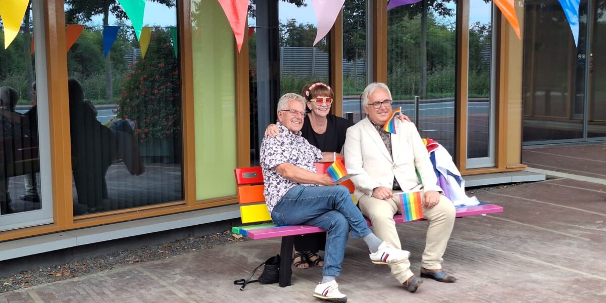 Leiderdorp zit er kleurrijk bij met regenboogbank