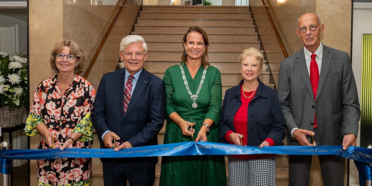 Honderd jaar gemeentehuis Voorschoten gevierd met vijf burgemeesters en expositie