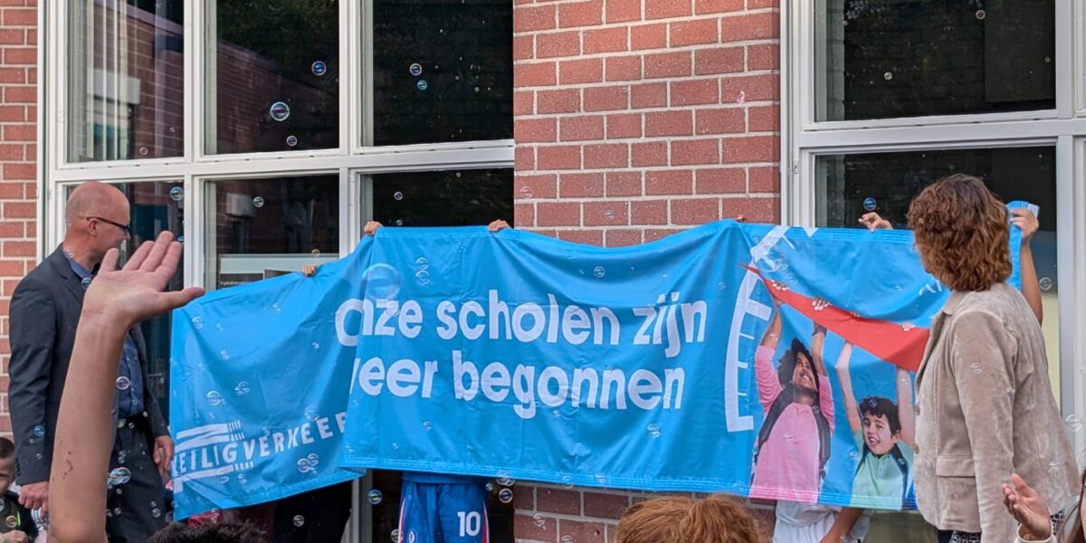 Bellenblaasactie bij Joris de Witteschool Oegstgeest voor verkeersveiligheid