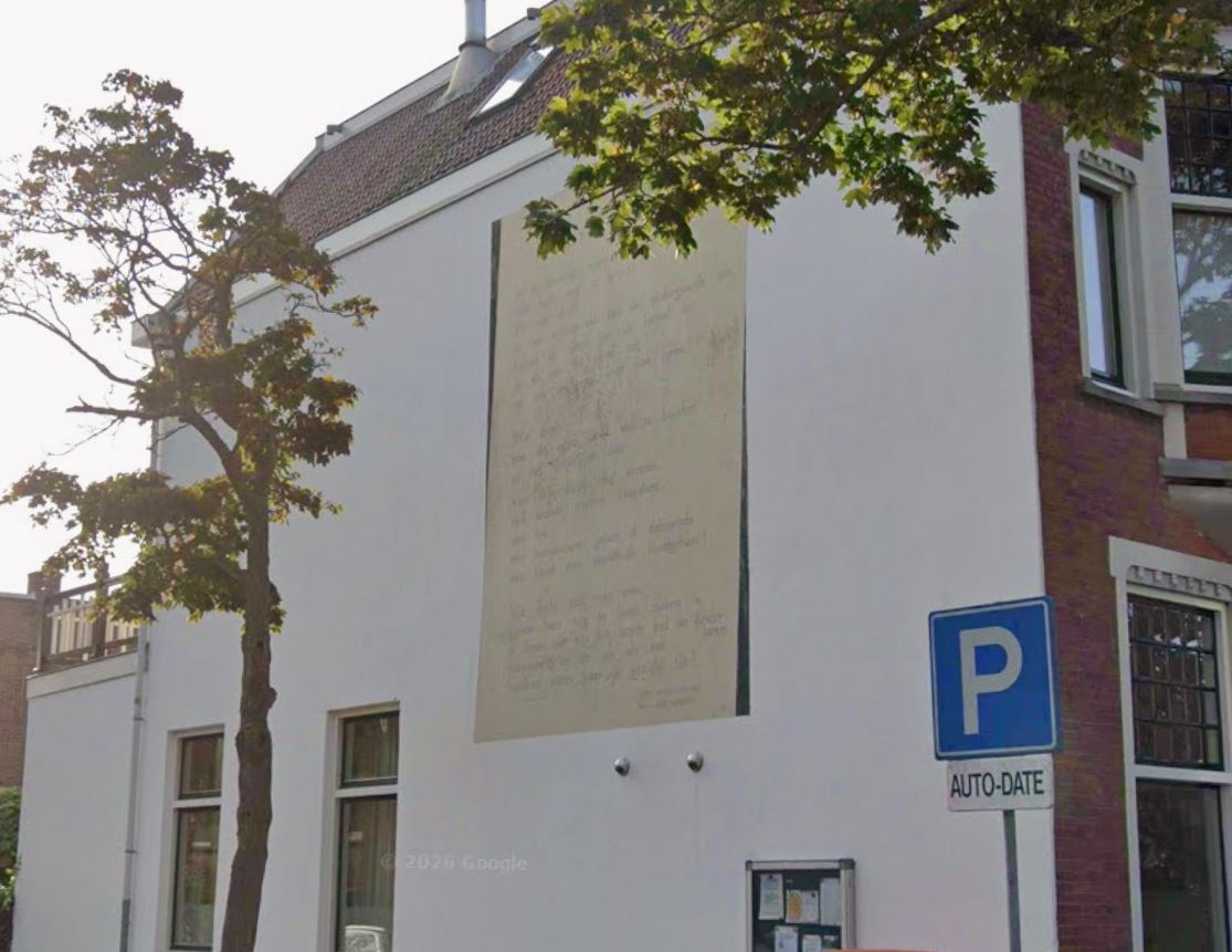 Muurschildering met de Nederlandse vertaling van het Hongaarse gedicht.