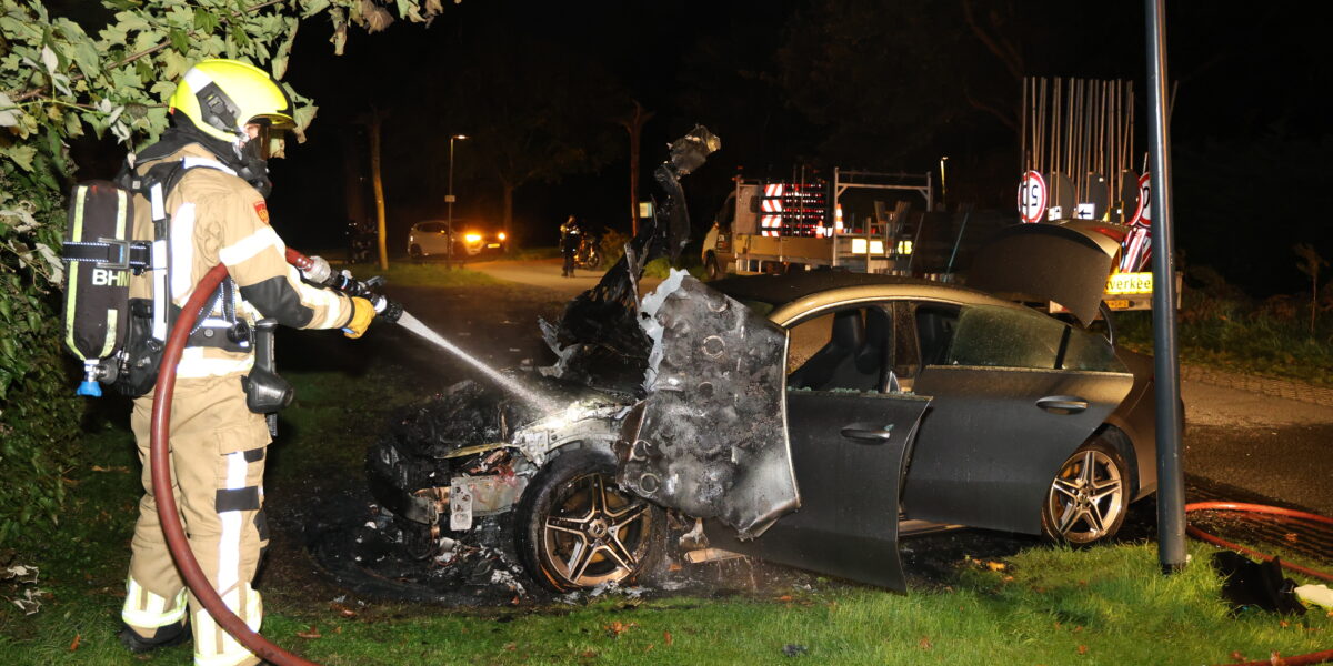 Vermoedelijke brandstichting legt auto in as