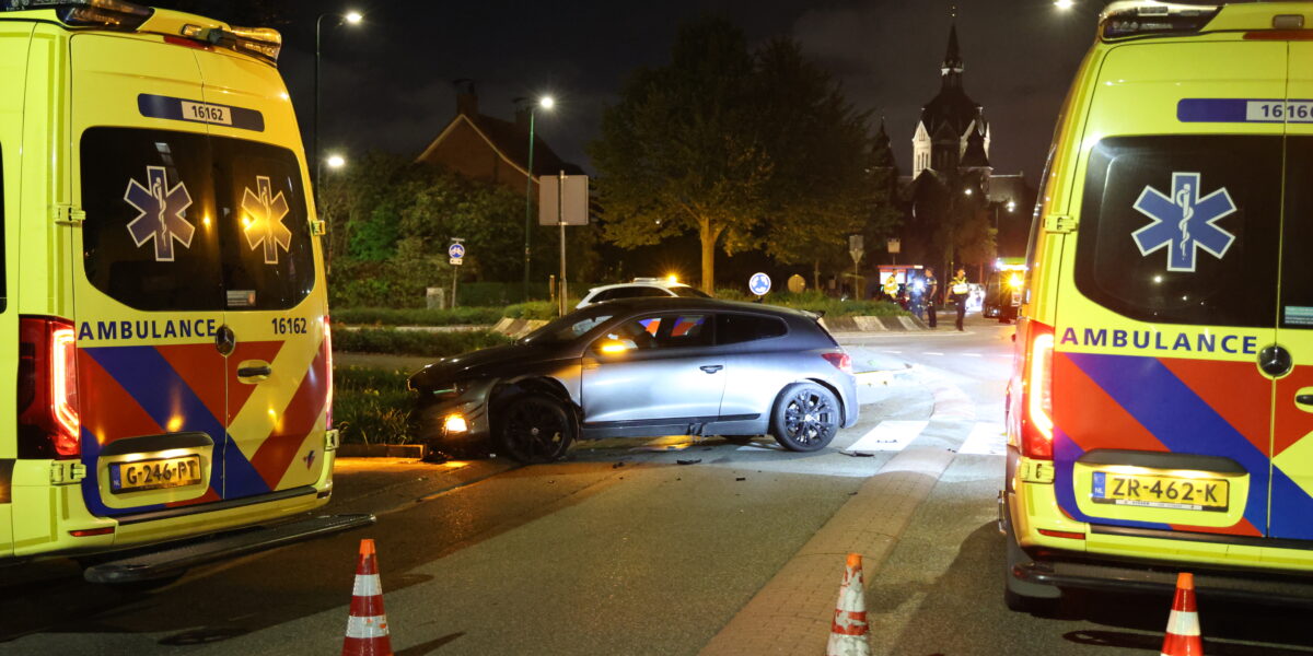 Automobilist ramt verkeerspaal in Zoeterwoude