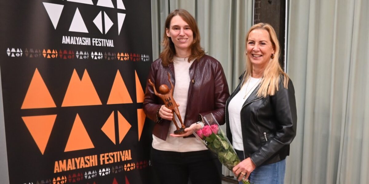 Stichting Vrienden van De Binnenvest krijgt onverwacht een prijs tijdens theaterfestival Amalyashi