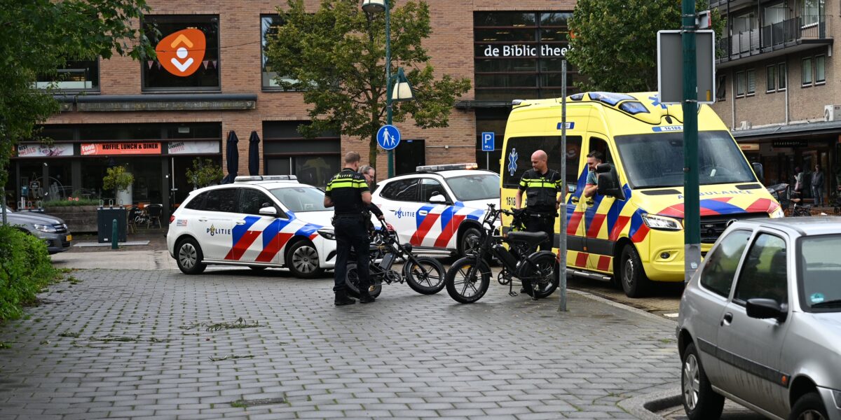 Fatbiker en auto botsen op Lange Voort