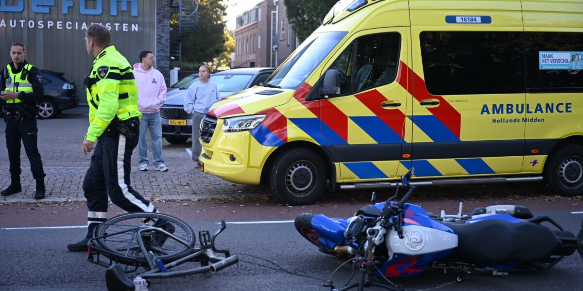 Motorrijder en fietser gewond bij botsing in Oegstgeest