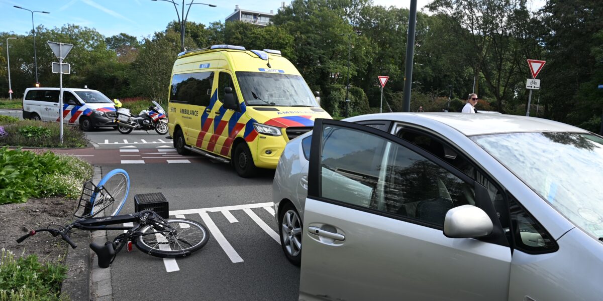 Fieter aangereden op voorrangsrotonde Merenwijk